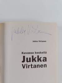 Kuvassa keskellä Jukka Virtanen (signeerattu)