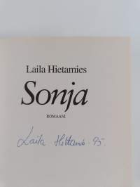 Sonja 1-5 : Sonja ; Valkoakaasiat ; Viktoria ; Myrskypilvet ; Satakielimetsä (kaksi kirjaa signeerattu)