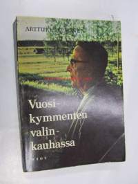 Vuosikymmenten valinkauhassa / Muistelmia III