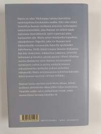 Puhelinpylväiden varjossa valtatie