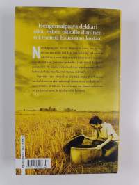 Karhu nukkuu : Jännitysromaani
