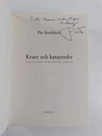 Kriser och katastrofer : Politik och humanitärt arbete (signeerattu, tekijän omiste)