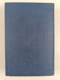 Valkopukuinen nainen