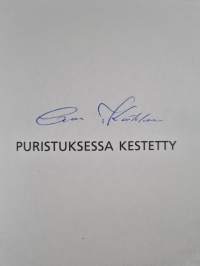 Puristuksessa kestetty : Keskustan kukoistus ja kivut sotien jälkeisistä vuosista 2020-luvulle (signeerattu)