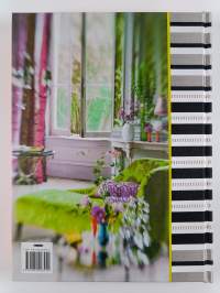 A certain style : colour, pattern and space : an innovative approach