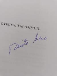 Pois ovelta, tai ammun! Tarinaa eilisestä, tästä päivästä ja tulevaisuuden toiveista (signeerattu)