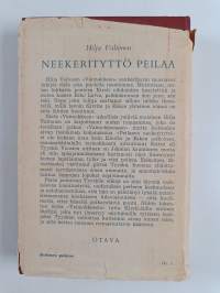 Neekerityttö peilaa