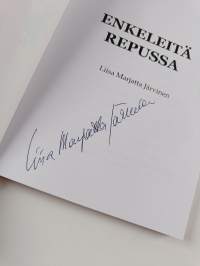 Enkeleitä repussa (signeerattu)