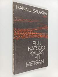 Puu katsoo kauas yli metsän