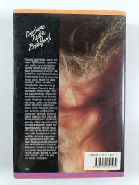 Nainen ylitse muiden