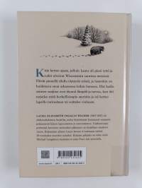 Pieni talo suuressa metsässä