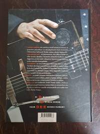 Dumari : kohdusta hautaan ja paratiisin puutarhaan