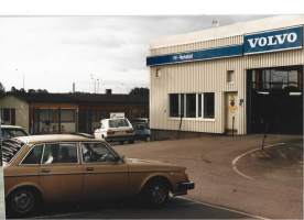 Volvo 244 DL -sedan, joka on osa Volvon 200-sarjaa.Volvo 200-sarjaa valm 1974–199.  autovalokuva valokuva 9x13 cm