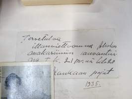 Koulutytön / nuoren neidin leikevihko / &quot;päiväkirja&quot;, johon liimattu pääsylippuja ym, paljon Talvisodan ajan asiaa, tekijä mahdollisesti kotoisin Mellilästä?