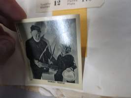 Koulutytön / nuoren neidin leikevihko / &quot;päiväkirja&quot;, johon liimattu pääsylippuja ym, paljon Talvisodan ajan asiaa, tekijä mahdollisesti kotoisin Mellilästä?