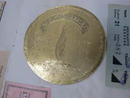 Koulutytön / nuoren neidin leikevihko / &quot;päiväkirja&quot;, johon liimattu pääsylippuja ym, paljon Talvisodan ajan asiaa, tekijä mahdollisesti kotoisin Mellilästä?