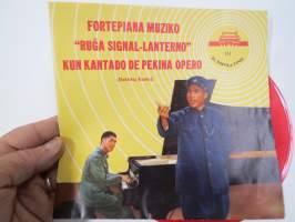 Fortepiana muziko &quot;Ruga Signal-Lanterno&quot; kun kantado de Pekina opero - El popola cinio -single-levy, Pekingin opperan esitys, kansiteksti esperantoa