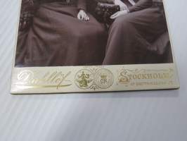 Professori Matti Äyräpää (ja perheenjäseniä?), kabinettikuva, Atelier Dahllöf, Tukholma