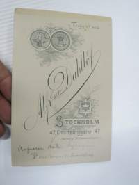 Professori Matti Äyräpää (ja perheenjäseniä?), kabinettikuva, Atelier Dahllöf, Tukholma