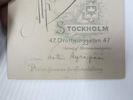 Professori Matti Äyräpää (ja perheenjäseniä?), kabinettikuva, Atelier Dahllöf, Tukholma