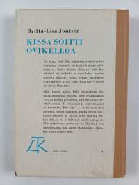 Kissa soitti ovikelloa