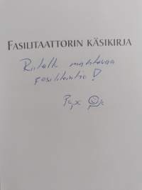 Fasilitaattorin käsikirja : tarina siitä miten Ykä Hirvi vie ryhmän tuskasta tulokseen (signeerattu, tekijän omiste)