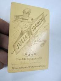 Fru Odenvall - Pso 1867 Elvira Karolina Sandman - Fredrik Odenvall puoliso, Atelier Julia Widgren, Wasa - Vaasa -visiittikorttivalokuva / visit card photo / cdv