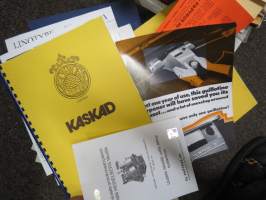 Kirjapainotarvikkeiden, -koneiden yms. esitteitä ja luetteloita isohko erä kerralla, 20 cm nippu