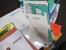 Kirjapainotarvikkeiden, -koneiden yms. esitteitä ja luetteloita isohko erä kerralla, 20 cm nippu