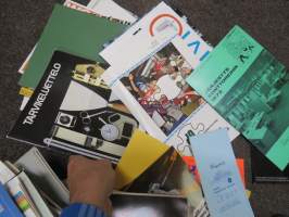 Kirjapainotarvikkeiden, -koneiden yms. esitteitä ja luetteloita isohko erä kerralla, 20 cm nippu