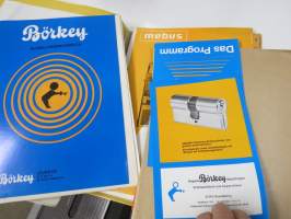 Lukko- ja lukitusalan tuoteluetteloita, tehtaiden ja maahantuojien kirjeitä yms. erä kansioissa, mm. Abloy, Boda, Börkey