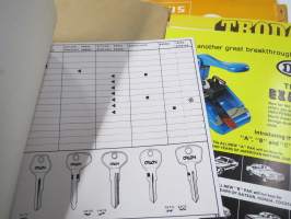 Lukko- ja lukitusalan tuoteluetteloita, tehtaiden ja maahantuojien kirjeitä yms. erä kansioissa, mm. Abloy, Boda, Börkey