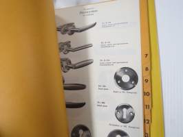 Lukko- ja lukitusalan tuoteluetteloita, tehtaiden ja maahantuojien kirjeitä yms. erä kansioissa, mm. Abloy, Boda, Börkey