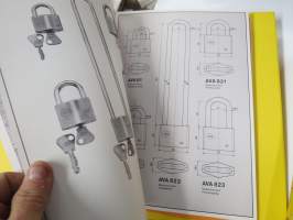 Lukko- ja lukitusalan tuoteluetteloita, tehtaiden ja maahantuojien kirjeitä yms. erä kansioissa, mm. Abloy, Boda, Börkey