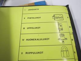 Lukko- ja lukitusalan tuoteluetteloita, tehtaiden ja maahantuojien kirjeitä yms. erä kansioissa, mm. Abloy, Boda, Börkey