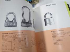 Lukko- ja lukitusalan tuoteluetteloita, tehtaiden ja maahantuojien kirjeitä yms. erä kansioissa, mm. Abloy, Boda, Börkey