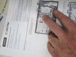 Grundig C201-FM radiokasettisoitin -alkuperäiset käyttöohjeet, piirikaaviot ym. paperit, jotka kuoressa olleet mukana toimituslaatikossa