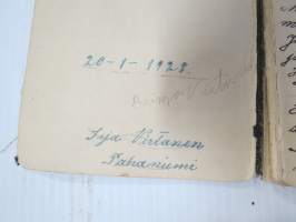 Lauluja - 1928, perinteinen musta vahakantinen vihko, johon kirjoitettu laulujen sanoja