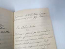 Lauluja - 1928, perinteinen musta vahakantinen vihko, johon kirjoitettu laulujen sanoja