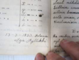 Lauluja - 1928, perinteinen musta vahakantinen vihko, johon kirjoitettu laulujen sanoja