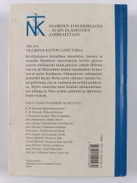 Villikissa katsoo lasin takaa