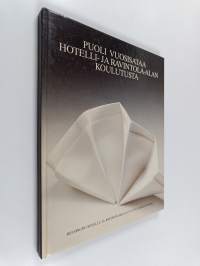 Puoli vuosisataa hotelli- ja ravintola-alan koulutusta : Helsingin hotelli- ja ravintolakoulun 50-vuotishistoriikki