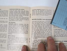 Schaub-Lorenz Touring Europa matkaradio -alkuperäiset käyttöohjeet, piirikaaviot ym. paperit, jotka olleet mukana