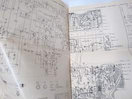 Schaub-Lorenz Touring Europa matkaradio -alkuperäiset käyttöohjeet, piirikaaviot ym. paperit, jotka olleet mukana