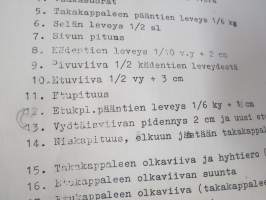 Kaavaoppivihko - jonkinoppilaitoksen käsityönopetuksen tai vastaavan &quot;työvihko&quot;, jossa iso määrä erilaisten vaatteiden kaavoja yms.