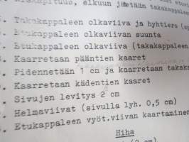 Kaavaoppivihko - jonkinoppilaitoksen käsityönopetuksen tai vastaavan &quot;työvihko&quot;, jossa iso määrä erilaisten vaatteiden kaavoja yms.
