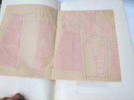 Kaavaoppivihko - jonkinoppilaitoksen käsityönopetuksen tai vastaavan &quot;työvihko&quot;, jossa iso määrä erilaisten vaatteiden kaavoja yms.