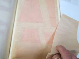 Kaavaoppivihko - jonkinoppilaitoksen käsityönopetuksen tai vastaavan &quot;työvihko&quot;, jossa iso määrä erilaisten vaatteiden kaavoja yms.