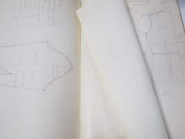 Kaavaoppivihko - jonkinoppilaitoksen käsityönopetuksen tai vastaavan &quot;työvihko&quot;, jossa iso määrä erilaisten vaatteiden kaavoja yms.