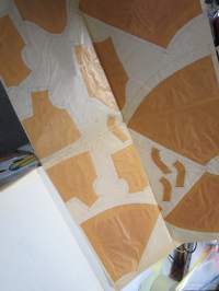 Kaavaoppivihko - jonkinoppilaitoksen käsityönopetuksen tai vastaavan &quot;työvihko&quot;, jossa iso määrä erilaisten vaatteiden kaavoja yms.